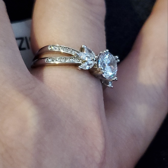 9  $30 💍🤍  NWT round center faux diamond stone with marquee flanks - Picture 8 of 13